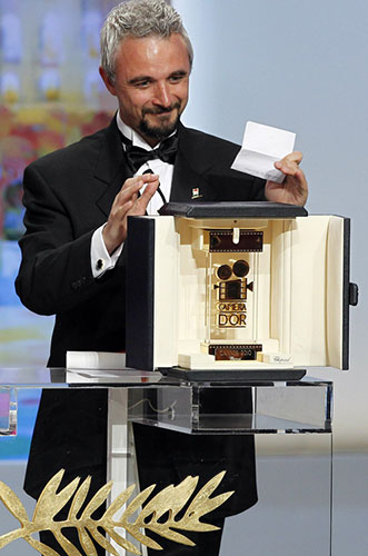 Cannes 2010 closing night: US director Michael Rowe poses after win