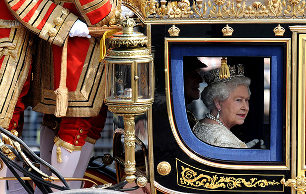 state opening: Queen makes way to Parliament for Queen's Speech