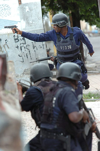 jamaica violence: Soldiers clash with supporters of Dudus in Kingston, Jamaica