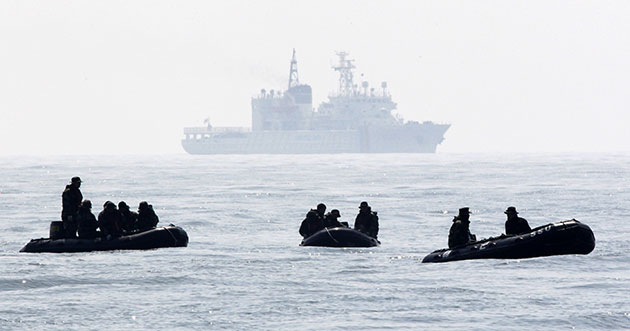 Korea crisis: Navy divers search for possible survivors  from the Cheonan