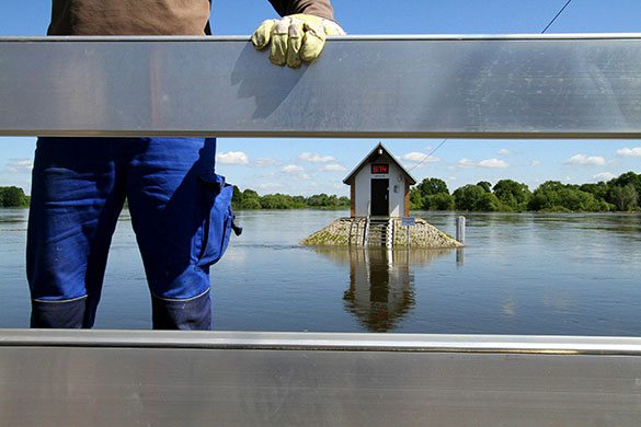 24 hours in pictures: lood barrier on the Oder river in near the Polish-German border