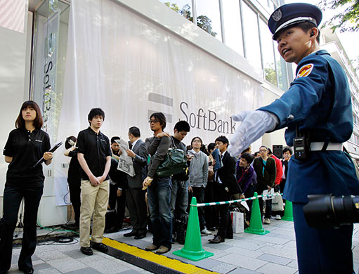 ipad launch: Tokyo, Japan: A security guard regulates ipad customers