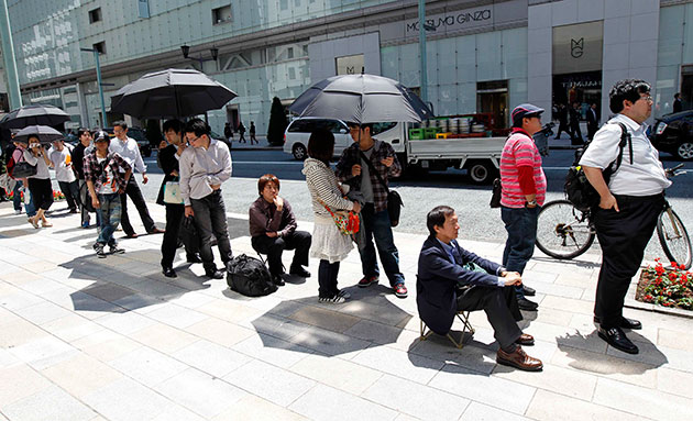 ipad launch: Tokyo, Japan: People stand in a line to purchase Apple's iPad