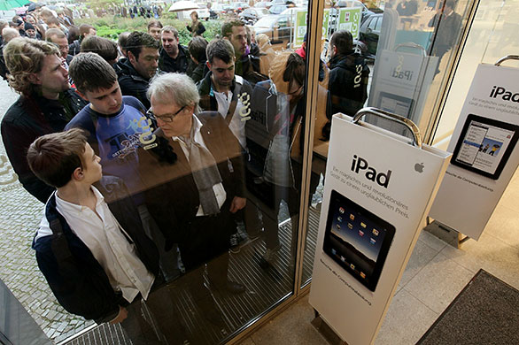 ipad launch: Berlin, Germany: Shoppers wait outside a Gravis computer store