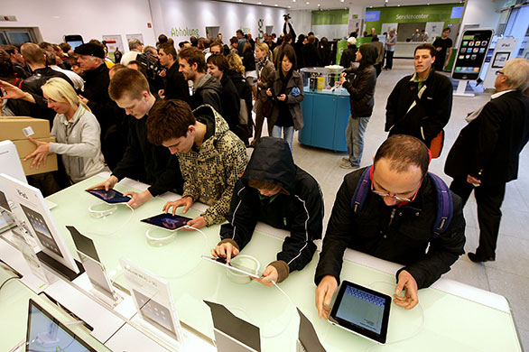 ipad launch: Berlin, Germany: Shoppers at the Gravis computer store