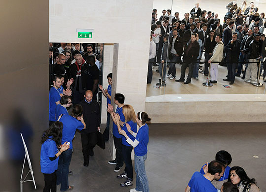 ipad launch: Paris, France: Vendors applaud the first customers to enter the Apple store