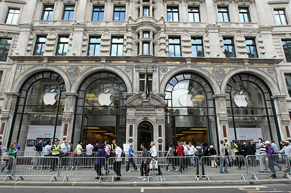iPad 2: London, UK: Queues outside the Apple store on Regent Street