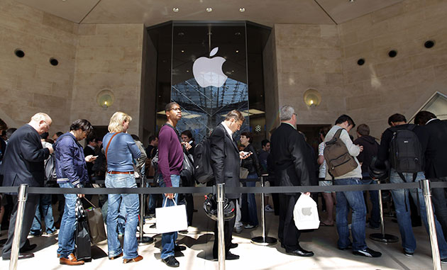 iPad 2: Paris, France: People queue up outside Apple's flagship store