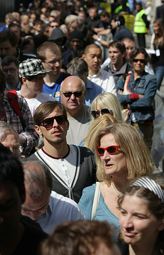 iPad 2: London, UK: People queue for the new iPad outside Apple store