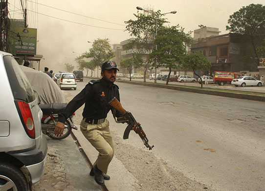 Lahore attack: A policeman advancing towards a firefight at an Ahmadi mosque
