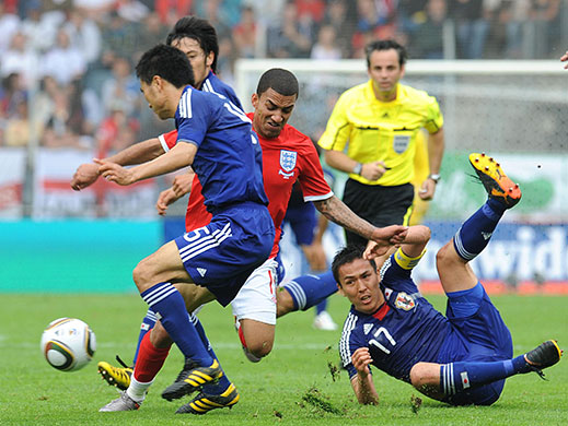 England v Japan: Aaron Lennon is crowded by three players