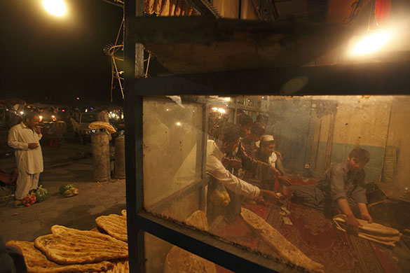24 hours in pictures: Kabul, Afghanista: People buy bread for dinner