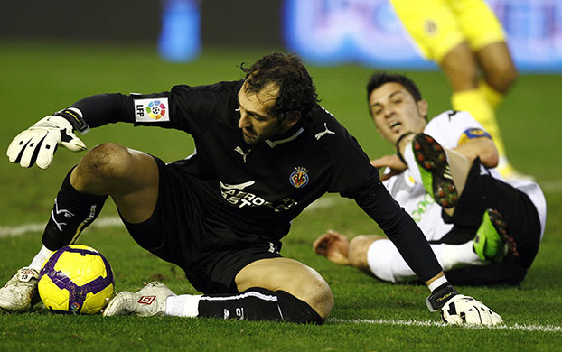 footballers: Valencia's forward David Villa (R) figth