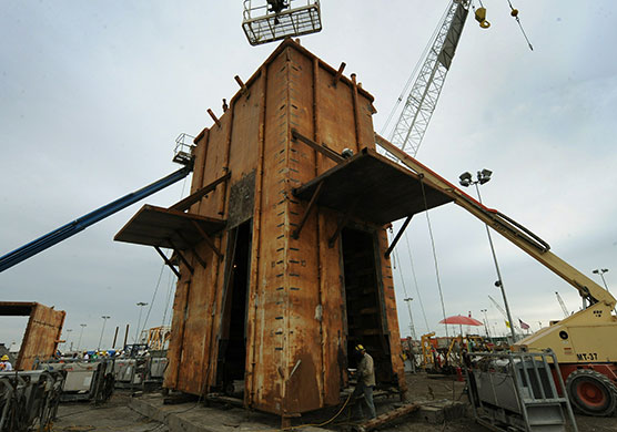 Deepwater Horizon : Oil Spill Reaches Louisiana Gulf Coast : the Pollution Control Dome 