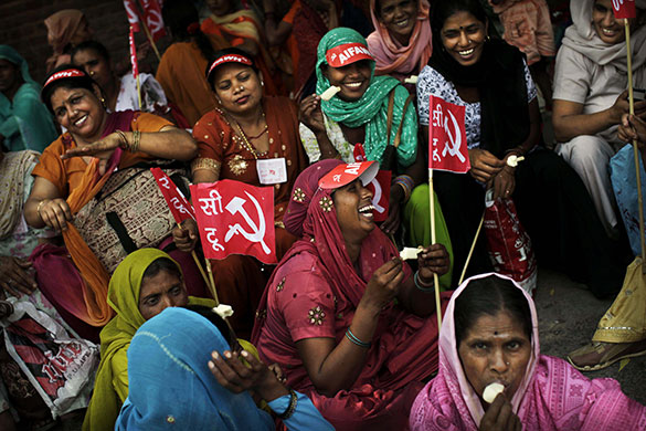 24 hours in pictures: New Delhi, India: Women eat ice cream