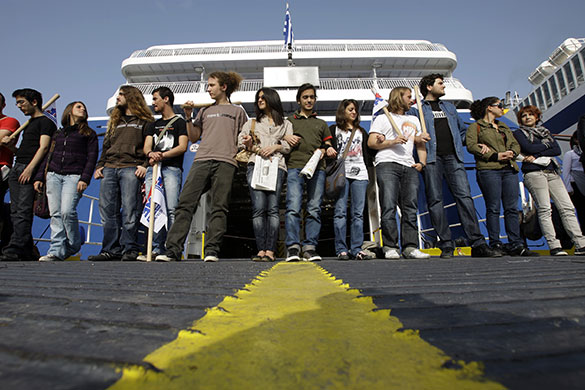 Greece: Pro communist party strikers block the entrance of a boat in Piraeus