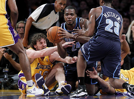 24sport: LA Lakers' Pau Gasol and Utah Jazz's Paul Millsap fight for a loose ball