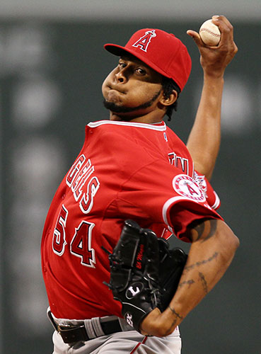 24sport: LA Angels starting pitcher Ervin Santana winds up to deliver a pitch