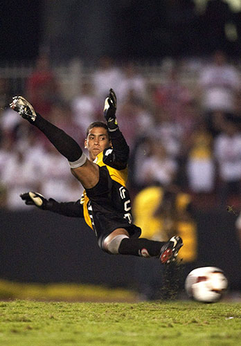 24sport: Peru's Universitario keeper Luis Llontop during a Libertadores Cup match