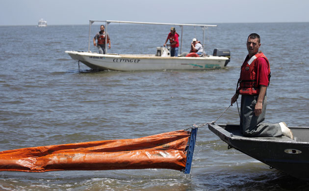Deepwater Horizon oil rig: Oil spill : Local fishermen load oil booms 