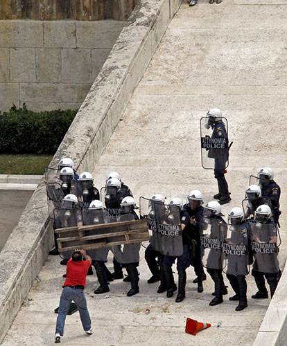 Strike in Greece: Demonstrators and riot police on a bridge near Syntagma square in Athens