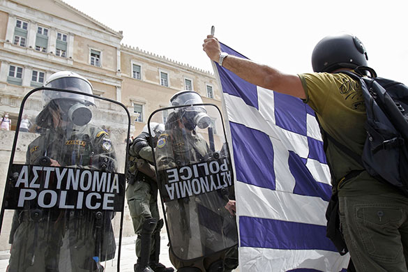 Strike in Greece: Demonstrators and riot police in front of the Greek parliament