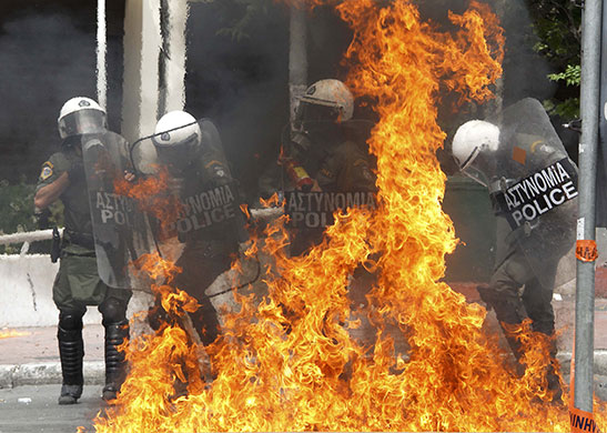 Strike in Greece: Riot policeman are engulfed in flames