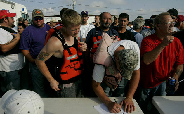 Deepwater Horizon oil rig: Oil spill reaches Louisiana coast : Fishermen lay oil boom