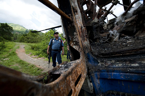 24 hours in pictures: Southern Province, Philippines: Police officers at a crime scene