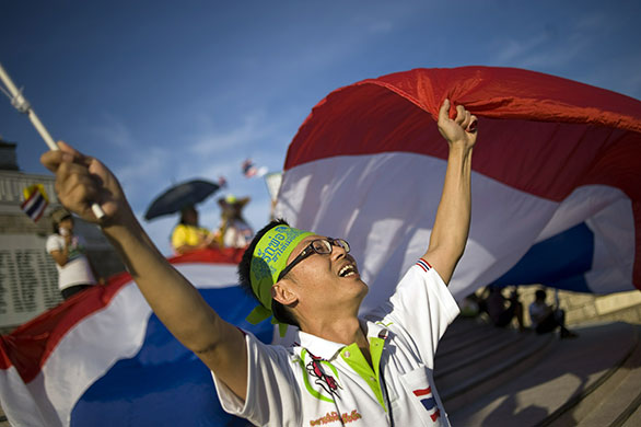 24 hours in pictures: Bangkok, Thailand: A pro-government demonstrator