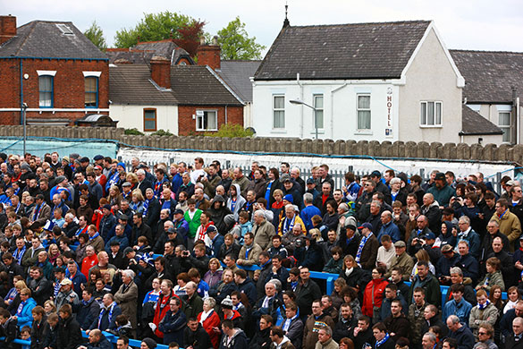 Chesterfield : Chesterfield fans watch the match