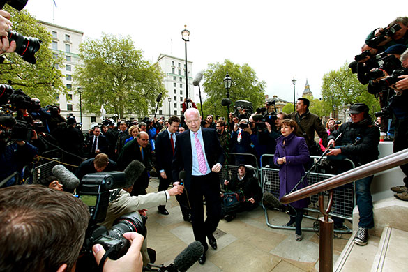Hung parliament talks: William Hague and George Osborne arrive at the Cabinet Office