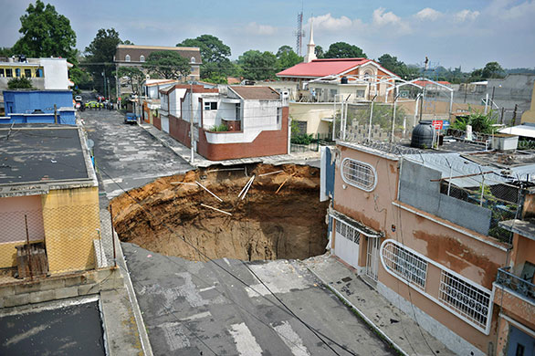 Guatemala storm: A huge crater caused by a landslide in Guatemala City
