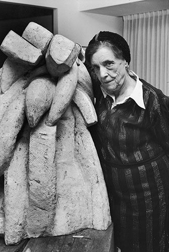 Bourgeois: Louise Bourgeois with her sculpture Baroque (1970)