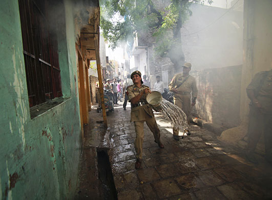 24 hours in news: Indian police extinguish fire