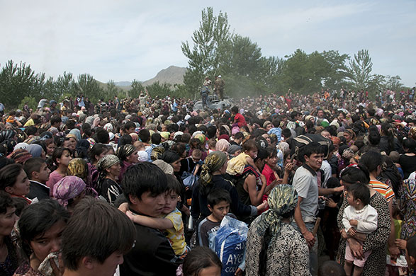 Kyrgyzstan violence: Ethnic Uzbeks gather near the Kyrgyz-Uzbek border in southern Kyrgyzstan