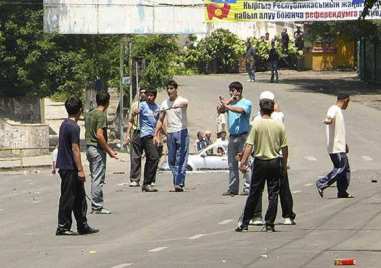 Kyrgyzstan violence: People argue on a road in Osh, southern Kyrgyzstan