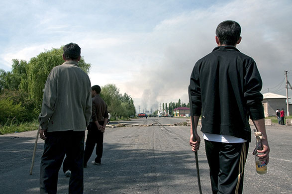 Kyrgyzstan violence: Members of ethnic Uzbek community armed with sticks and Molotov cocktails