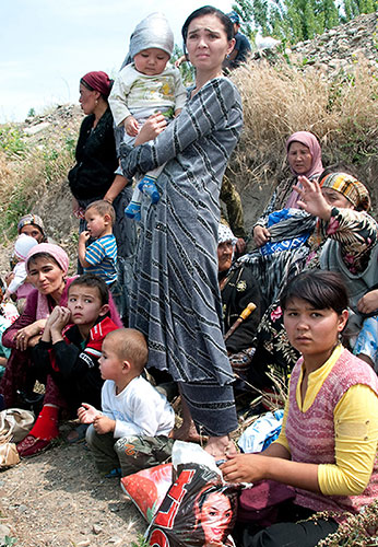 Kyrgyzstan violence: Ethnic Uzbeks gather near the Kyrgyz-Uzbek border in southern Kyrgyzstan