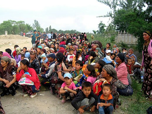 Kyrgyzstan violence: Ethnik Uzbek wait after crossing the Kyrgyzstan and Uzbekistan border 