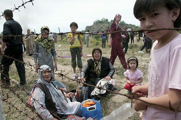 Kyrgyzstan violence: Ethnic Uzbeks cross through the border zone from southern Kyrgyzstan