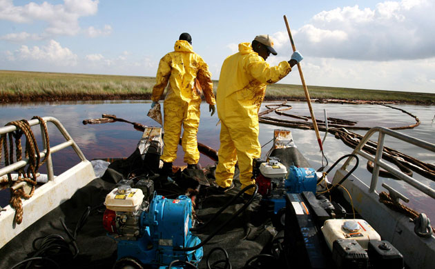 BP oil spill: Deepwater Horizon oil spill: Workers use pumps to suck up pockets of oil 