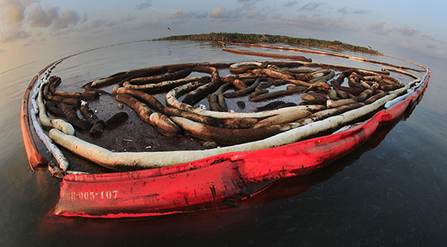 BP oil spill: Deepwater Horizon oil spill : Booms surround Queen Bess Island