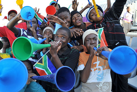 World Cup vuvuzelas: South African fans cheer 