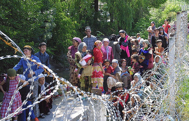 Uzbek refugees: Uzbek refugees near the eastern city of Andijon
