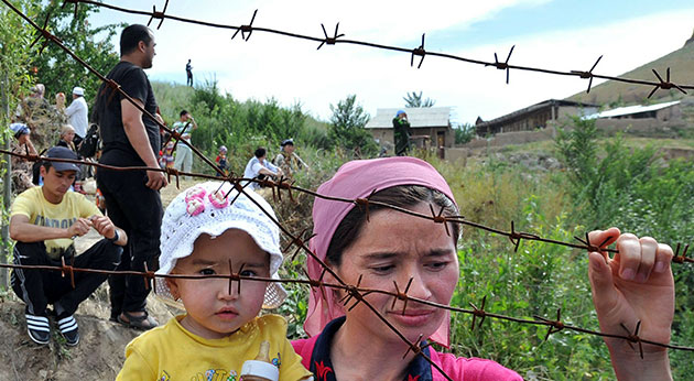 Uzbek refugees: A mother and her daughter at the Kyrgyz-Uzbek border