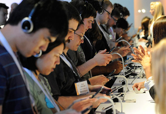 E3 Expo: Attendees try out the new Nintendo DS3 during the E3 expo