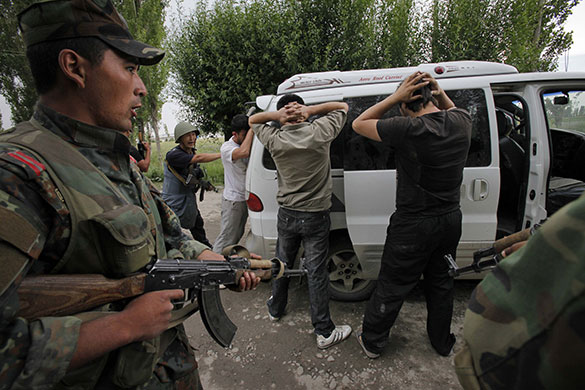 Uzbek refugees: Soldiers and volunteers check passing cars