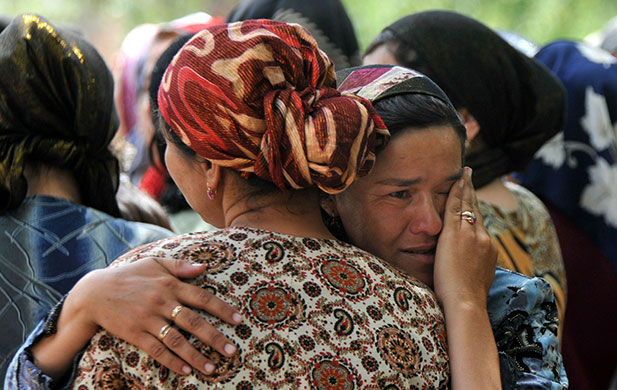 Uzbek refugees: Ethnic uzbek women cry in the village of Nariman