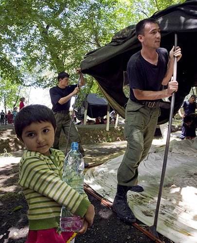 Uzbek refugees: Emergencies Ministry workers set up a tent at a refugee camp